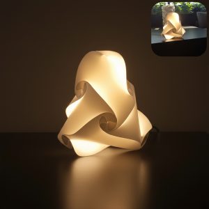Lampe à poser PB09 forme pyramide triangulaire blanche Habilis Deco